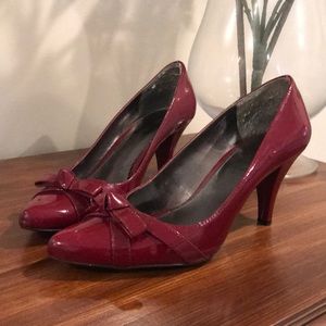 Red mid heel bow pumps